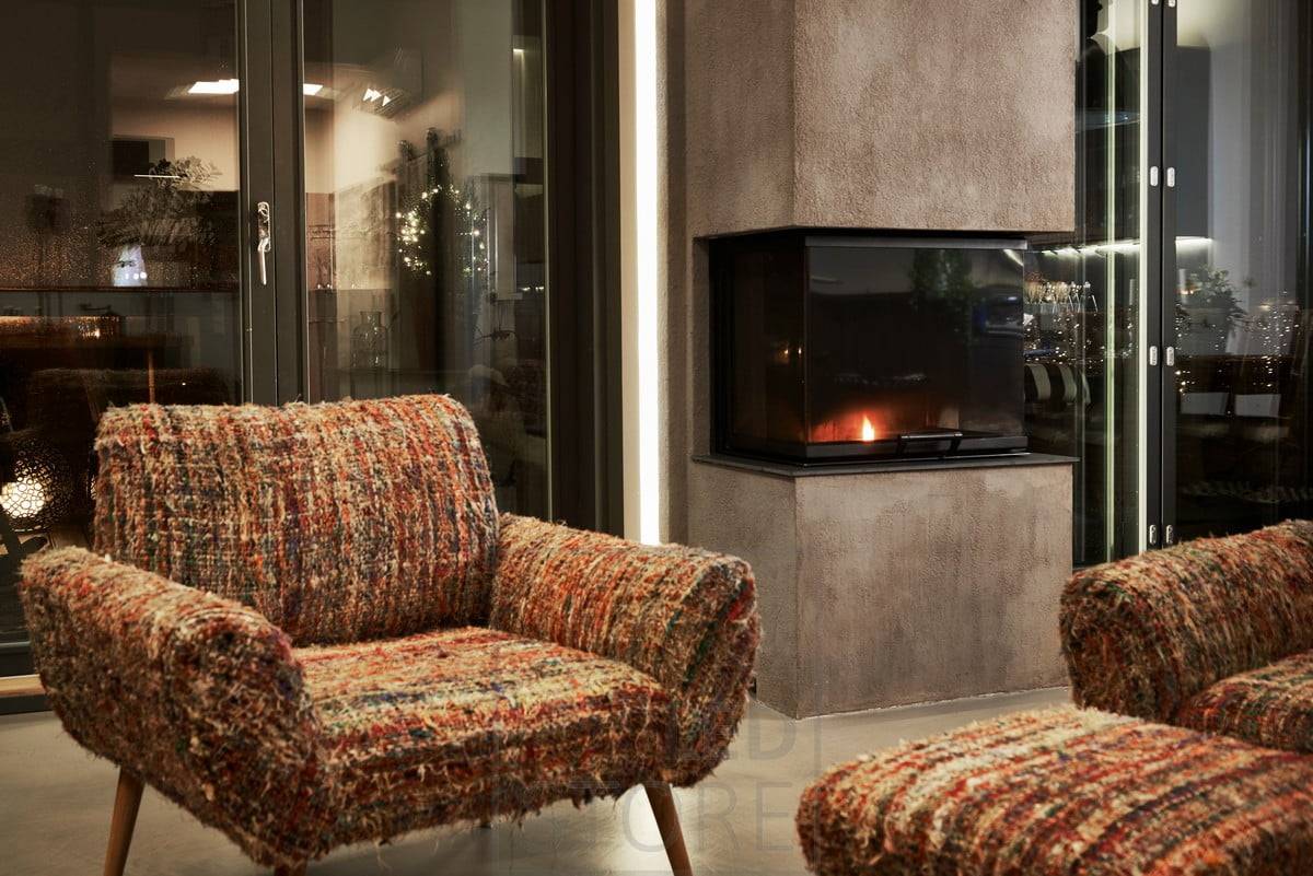 LED pásek za krbem, který nepřímo osvětluje přes stěnu, vytváří náladové osvětlení a zároveň zvýrazňuje krb. Ledstore.fi